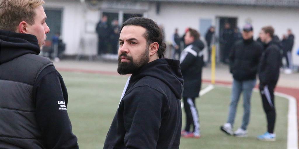 Spielabbruch und Kuriosum in der Kreisliga D: Gurbet Spor tritt freiwillig nur mit zehn Spielern an Aziz Hasan, der Trainer von Gurbet Spor Bergkamen, zeigte eine faire Geste gegen den SV Afferde II. Das kam bei den Gästen gut an. Ganz happy war Hasan aber nicht.