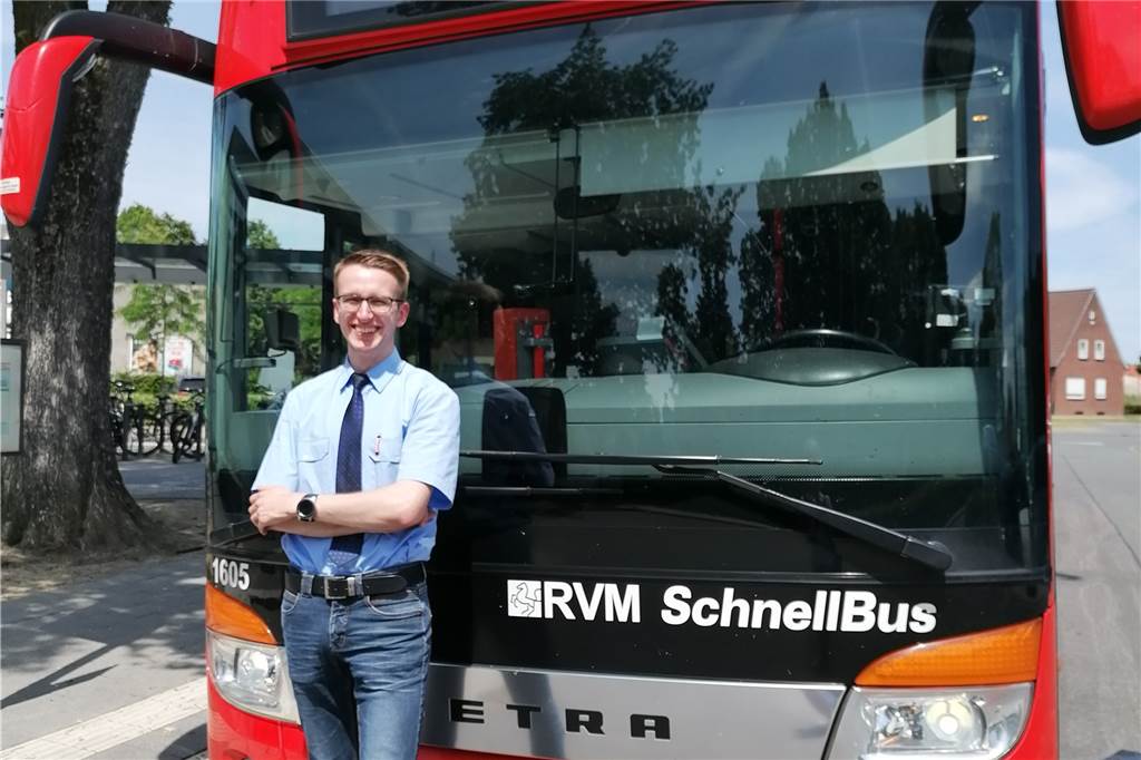 Ein Azubi und 500 PS: Leon Stovermann ist bereit für den Doppeldecker Azubi Leon Stovermann und sein 500-PS-Dienstfahrzeug