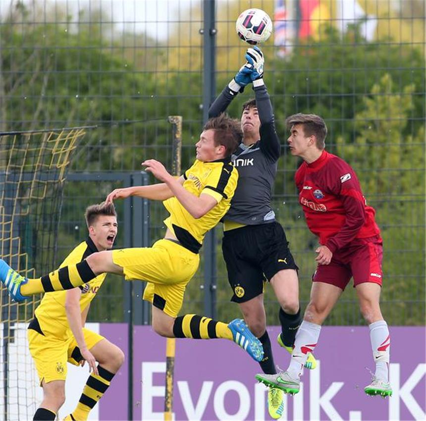 Junioren-Teams des BVB behaupten sich an der Spitze B-Junioren-Torwart Mario Schragl bewahrte den BVB vor dem frühem Rückstand.