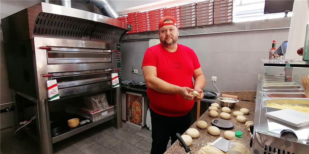 Dortmunder Kult-Pizzeria ist zurück: Babalu zaubert 110 Gerichte Pizzabäcker Babalu steht vor dem Pizzaofen und knetet Teig.