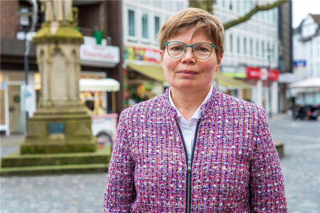 Neuer Ärger um Grundsteuer-Bescheide: „Wer soll das noch bezahlen?“ Die SPD-Bürgermeister-Kandidatin Babette Nieder steht in der Hertener Innenstadt.