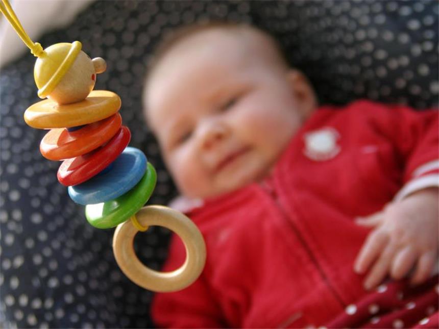 Babys brauchen auch mal Zeit für sich Babys sind von Natur aus neugierig. Haben sie etwas Interessantes entdeckt, sollten man sie nicht stören. Foto: dpa-infocom