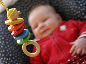 Babys sind von Natur aus neugierig. Haben sie etwas Interessantes entdeckt, sollten man sie nicht stören. Foto: dpa-infocom