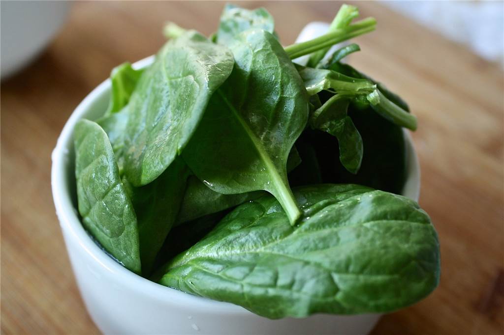 Abwechslung beim Grillen: 8 Sommersalate mit dem gewissen Pfiff Babyspinat ist eine kreative Alternative zu Eisberg, Rucola und Co.