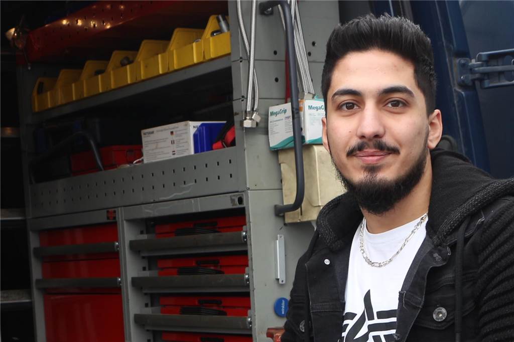 Von der Flucht zum jungen Gesellen: Bachir ist in Stadtlohn angekommen Der Syrer Bachir Karsifi vor einem Servicewagen