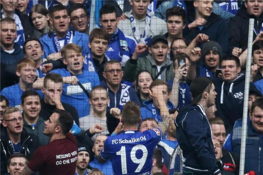 Feier ohne Meyer: Schalker Rekordjäger haben „Riesenspaß“ Bad in der Menge: Schalkes Guido Burgstaller (M) feiert nach dem Sieg über Freiburg mit den Fans. Foto: Ina Fassbender