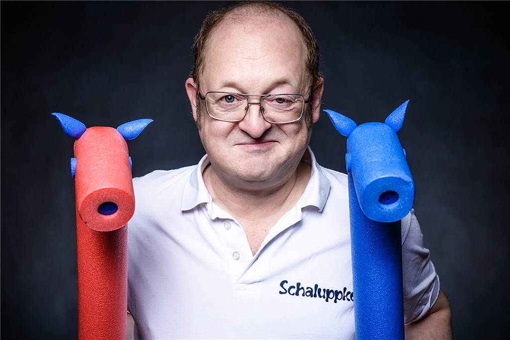 Cabaret Queue startet mit Doppelvorstellungen – wegen der Coronaregeln Bademeister Schaluppke kommt am 28. August - natürlich in Badelatschen und kurzer Hose.