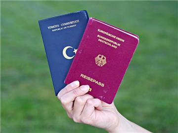 Baden-Württemberg, Schleswig-Holstein und Rheinland-Pfalz wollen mit ihrem Antrag erreichen, dass alle in Deutschland geborenen Kinder ausländischer Eltern zwei Pässe besitzen dürfen - auch wenn sie im Ausland aufgewachsen sind. Foto: Daniel Bockwoldt/Symbolbild