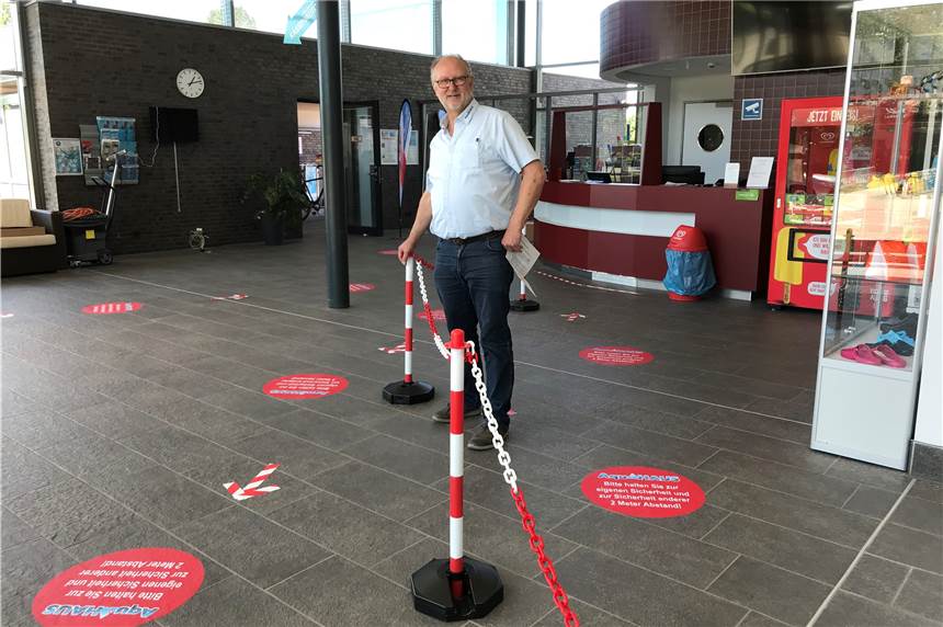 Kontaktloser und digitaler Zugang zum Aquahaus Badleiter Franz-Josef Bülter bittet die Gäste, sich an die Corona-Regeln zu halten.