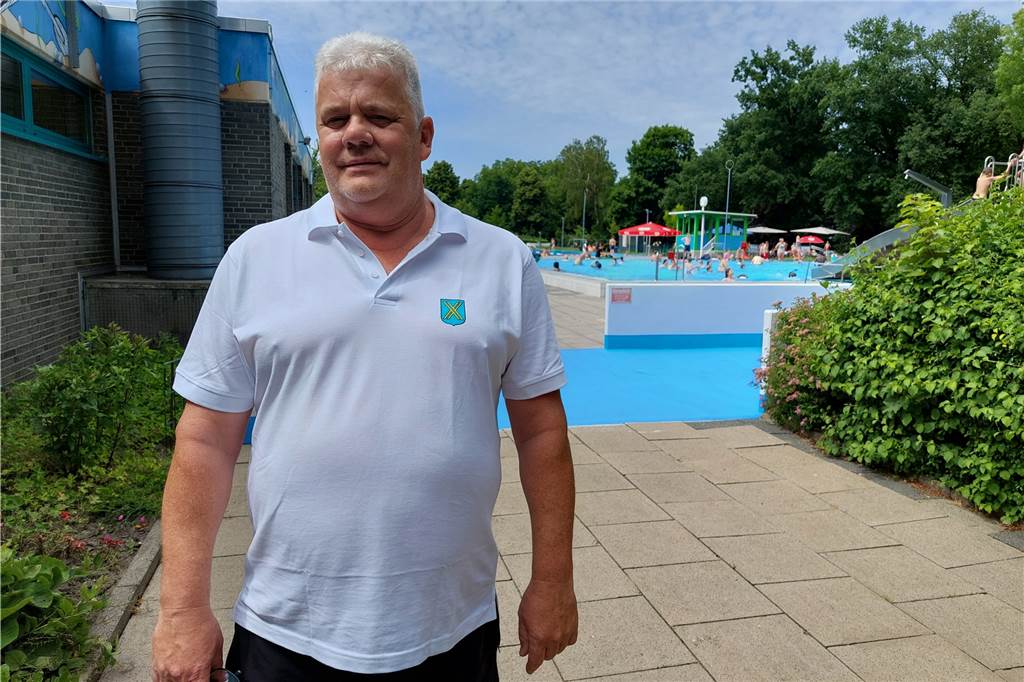 Hitze am Wochenende: Castrop-Rauxeler Freibad erwartet Saisonrekord Badleiter Heinz-Robert Schäfer freut sich, dass es keine Corona-Beschränkungen mehr gibt.