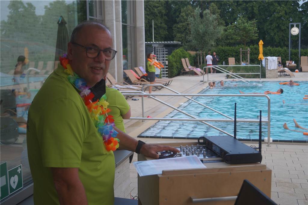Entspannen und abtauchen bei der „Nacht der Sinne" 2021 im Solebad in Werne Badleiter Jürgen Thöne sorgte mit Musik für die passende Stimmung im Solebad.