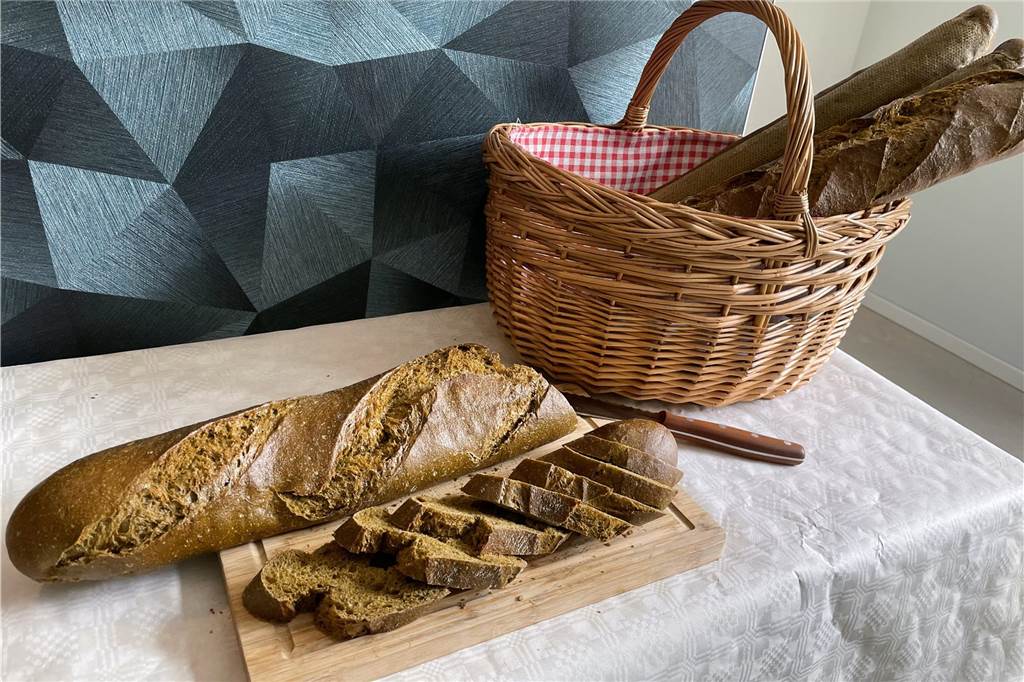 Spirulina-Algen aus Südlohn: Familienunternehmen eröffnet Onlineshop Bäckerei Tenk aus Südlohn backt Brot mit den Spirulina-Algen-Erzeugnissen der Familie Kemper.