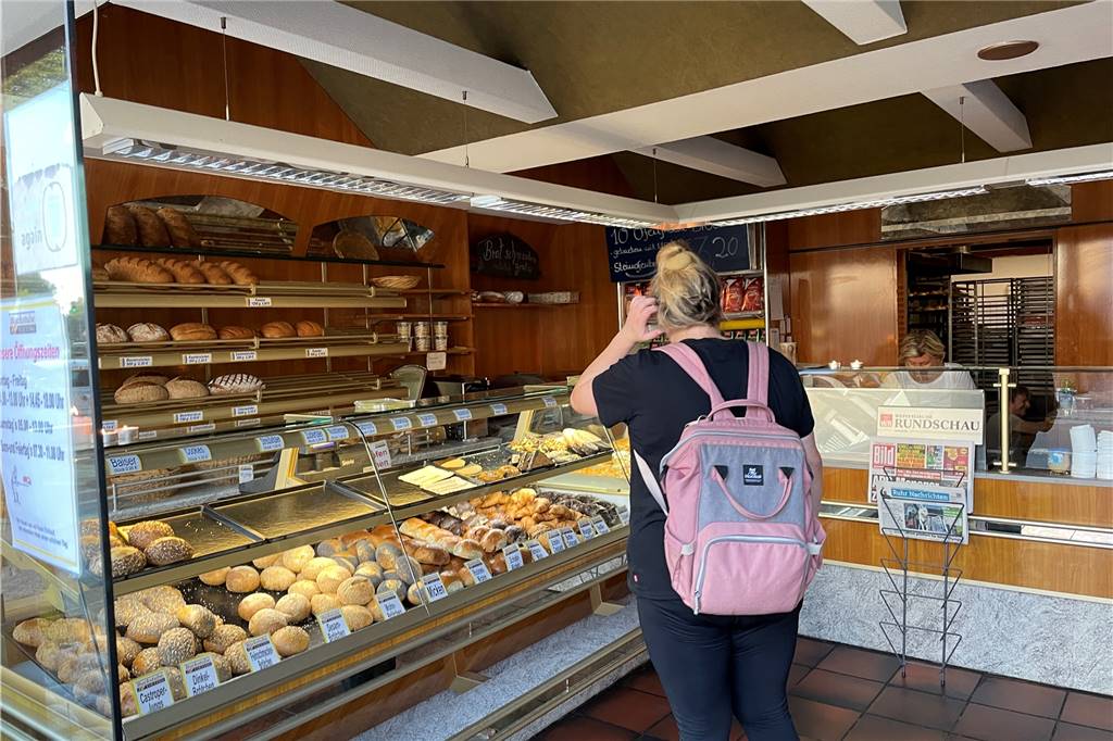 Eine Frau kauft in einer Bäckerei ein.