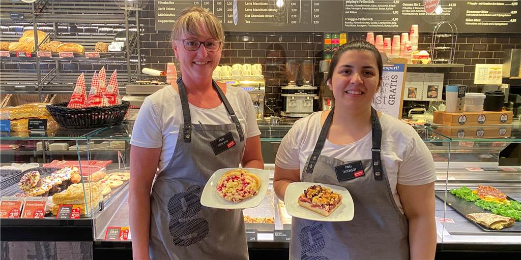 Wespen-Plage in Sicht? „Wenn Pflaumenzeit ist, kommen die Wespen“ Bäckereiverkäuferinnen Beata Prokscha und Deryan Üstünsoy bei Geiping haben dieses Jahr noch keine großen Probleme mit Wespen gehabt.