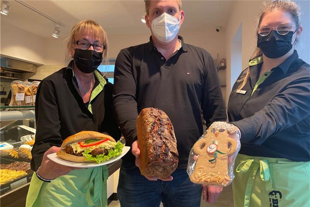 Bäckermeister Berthold Brinkert mit den Verkäuferinnen Andrea Horstmann (l.) und Sharin Kläsener.