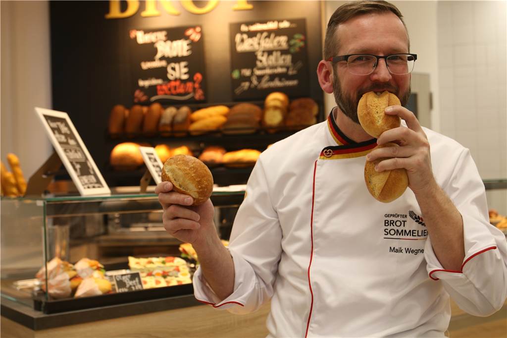 Bäckermeister Maik Wegner hat die Brötchen der Werner Bäcker getestet.