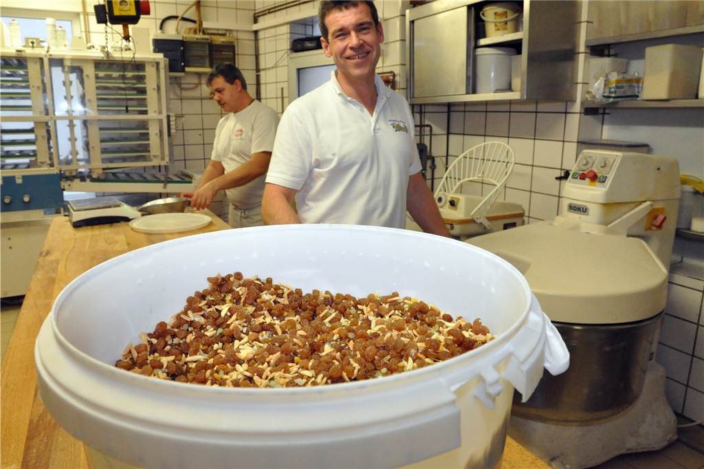 Zum Jubiläum gönnt sich die Lüner Bäckerei Wulf ein paar Neuerungen Bäckermeister Matthias Wulf (r.) und ein Mitarbeiter in der Backstube. In der großen Schüssel ist die in Rum eingelegte Früchtemischung für den Stollen, der in der Weihnachtszeit zum Programm gehört.