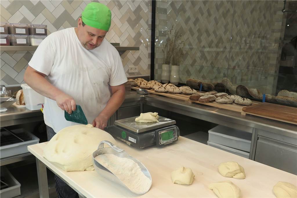 Landhotel Voshövel: Zwei neue Restaurants laden zum Essen ein Bäckermeister Stefan Lewe backt mehrmals täglich frisches Brot oder Croissants für die Gäste.