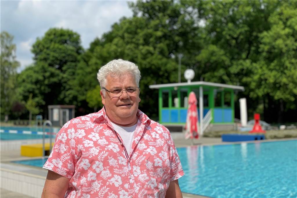 Das Parkbad Nord wird 70: Als Kinder sich das Schwimmen selbst beibrachten Bäderchef Heinz-Robert Schäfer kann sich noch gut an die Durchsagen gegen 18 Uhr erinnern.