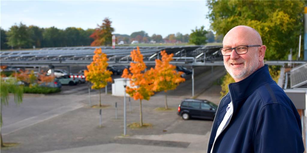 Kaum Kritik an niedriger Wassertemperatur aber deutlich weniger Besucher Bäderleiter Franz-Josef Bülter auf dem Dach des Kombibads Aquahaus. Die PV-Anlage, die oberhalb der Parkplätze im März in Betrieb gegangen ist, spült dem Betrieb gerade Geld in die Kasse, das gut gebraucht werden kann. Denn aktuell muss das Bad einen Besucherrückgang von über 30 Prozent verkraften. Das soll allerdings nicht an den Wassertemperaturen liegen.