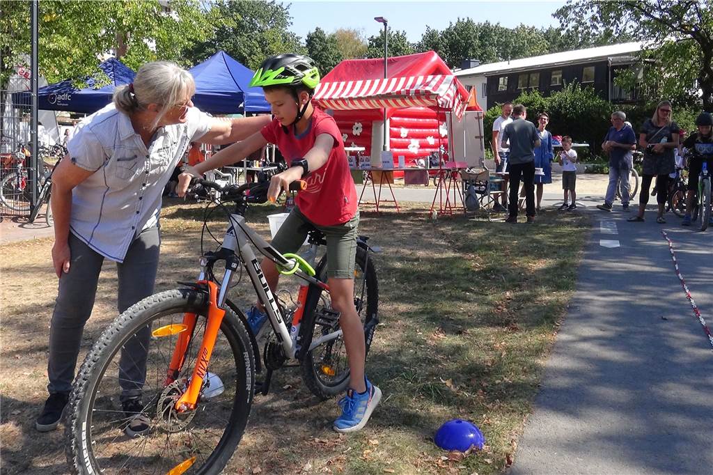 „Umwelt- und Mobilitätsmesse“ im Bürgerpark in Dorsten weist in die Zukunft (mit Video) Bärbel Pötsch vom ADFC Dorsten beglückwünschte einen Teilnehmer am Fahrradparcours.