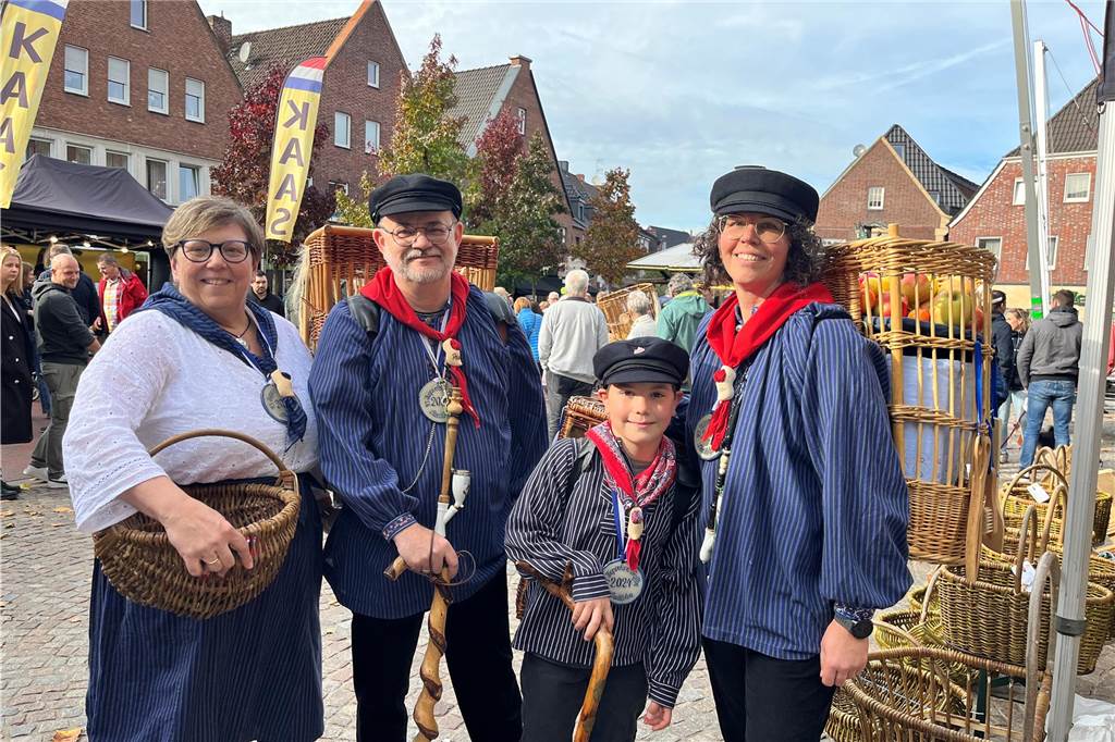 Bäuerin Karin Elsing, Kiepenkerl Reinhard Elsing, Kiepenzwerg Anton Roßdeutscher und Kiepenkerlin Annette Roßdeutscher (v.l.): Gleich vierfach war der Heimatverein aus Marbeck in Stadtlohn vertreten. 