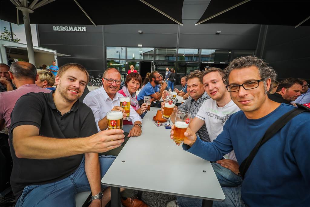 Das sind die schönsten Biergärten in Dortmund – Übersicht, Check und Karte Bäume gibt es in diesem Biergarten nicht. Man sitzt unter zwei großen schwarzen Sonnenschirmen.