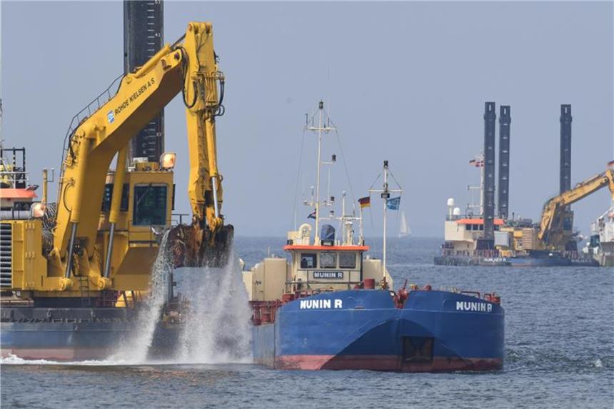 Nord Stream - Russlands Gas-Route durch die Ostsee Bagger arbeiten im Greifswalder Bodden am Unterwassergraben der neuen Gas-Pipeline Nord Stream 2. Foto: Stefan Sauer