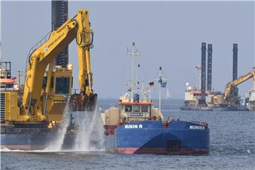 Bagger arbeiten im Greifswalder Bodden am Unterwassergraben der neuen Gas-Pipeline Nord Stream 2. Foto: Stefan Sauer