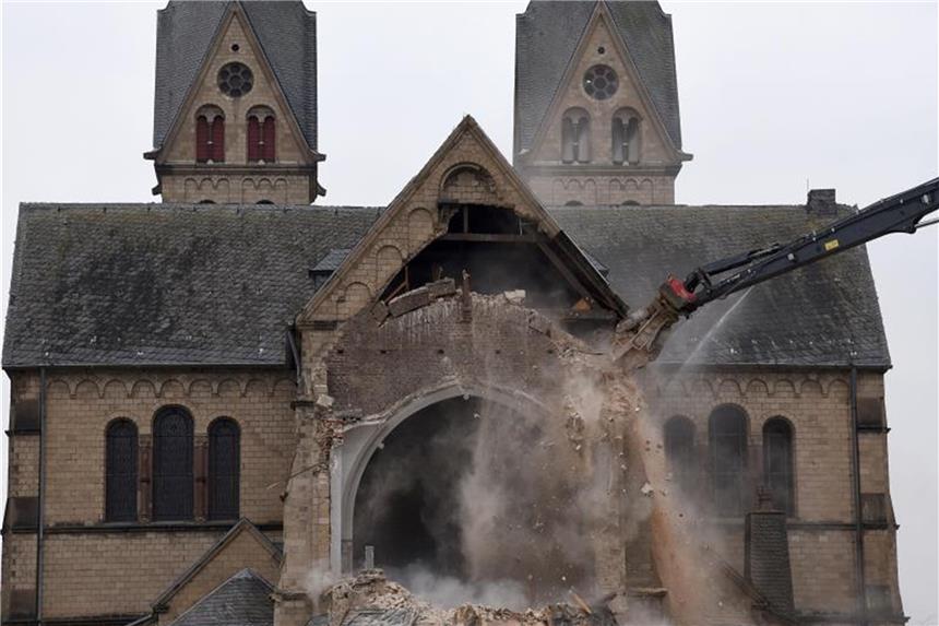 Denkmalschützer: Verpatzter Start ins Kulturerbejahr Bagger beginnen in Immerath mit dem Abriss der Kirche. Foto: Henning Kaiser/Archiv