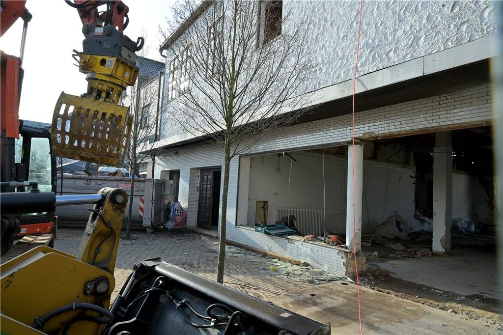 Bagger beseitigen zunächst Schutt aus dem Innenraum, das zuletzt für längere Zeit leer stand und nicht mehr nutzbar war. Der Dachstuhl des Hauses war im Juni 2021 sogar eingebrochen.