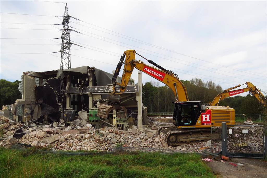 Bagger haben aus dem Pumpenhaus einen Haufen Schutt und Elektroschrott gemacht.