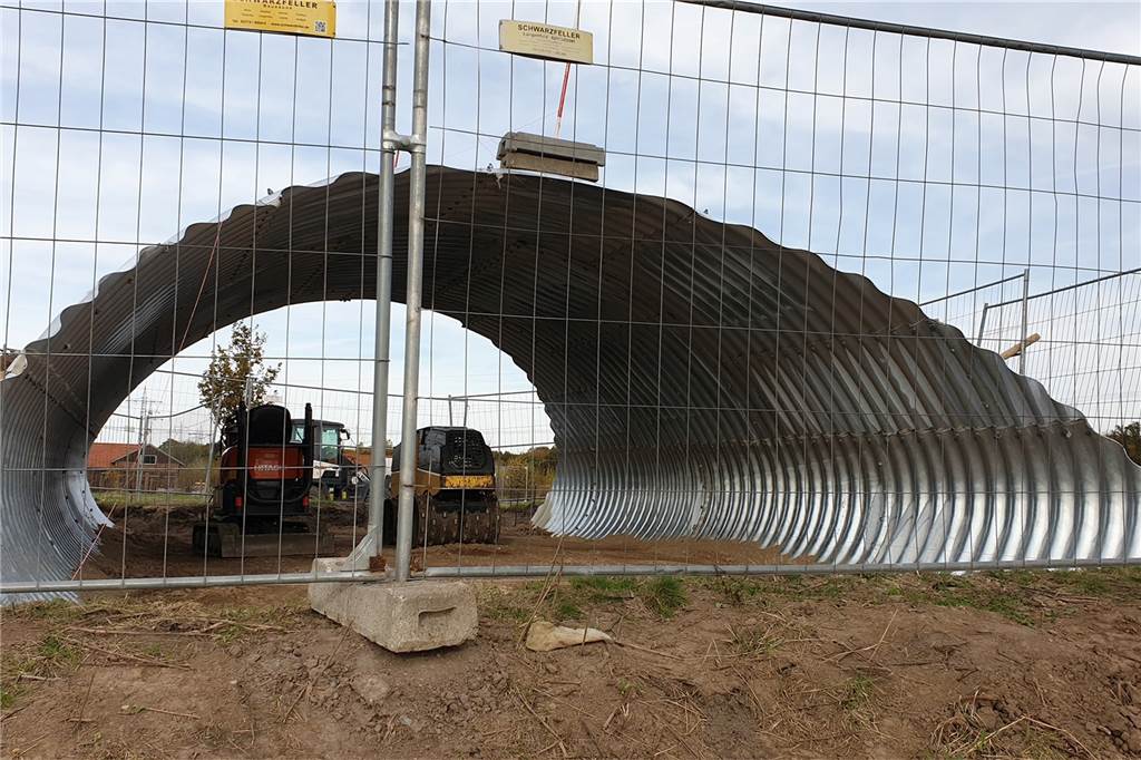 Seltsame Neubauten an der Emscher: Wozu dienen Röhren und Wellblech-Tunnel? Bagger passen locker herein in die „Wellblech-Röhre“, die am Hochwasser-Rückhaltebecken entsteht. Es soll eine Vogel-Beobachtungsstation werden.