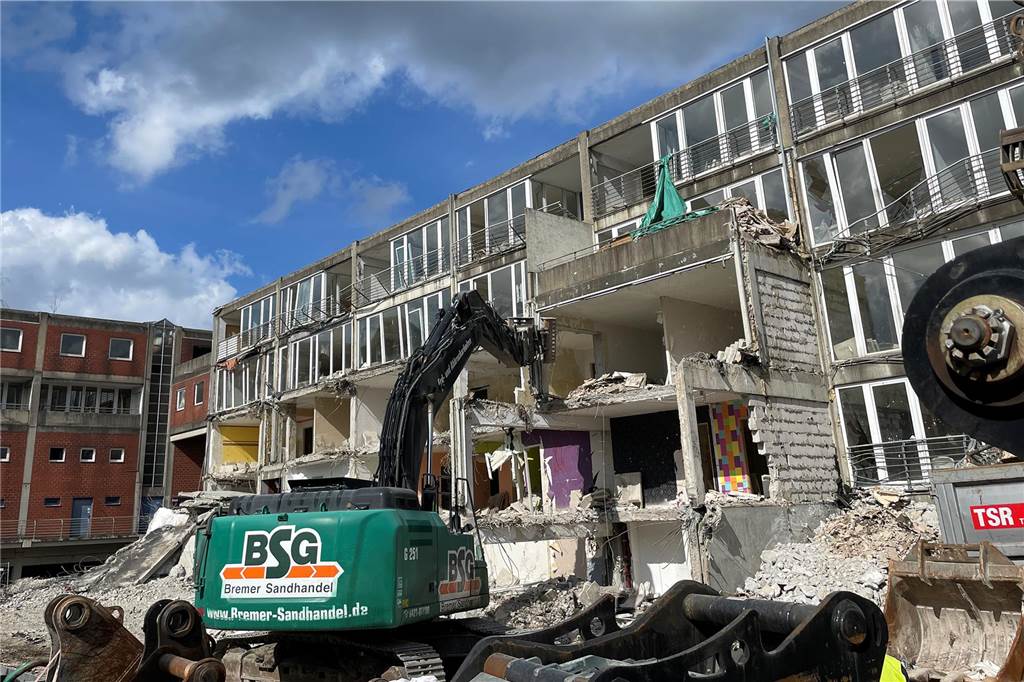 Aufbruchparty für Wulfener Markt: „Das Gebäude ein letztes Mal würdigen“ Bagger reißen aktuell den linken Flügel des Wulfener Marktes ab.