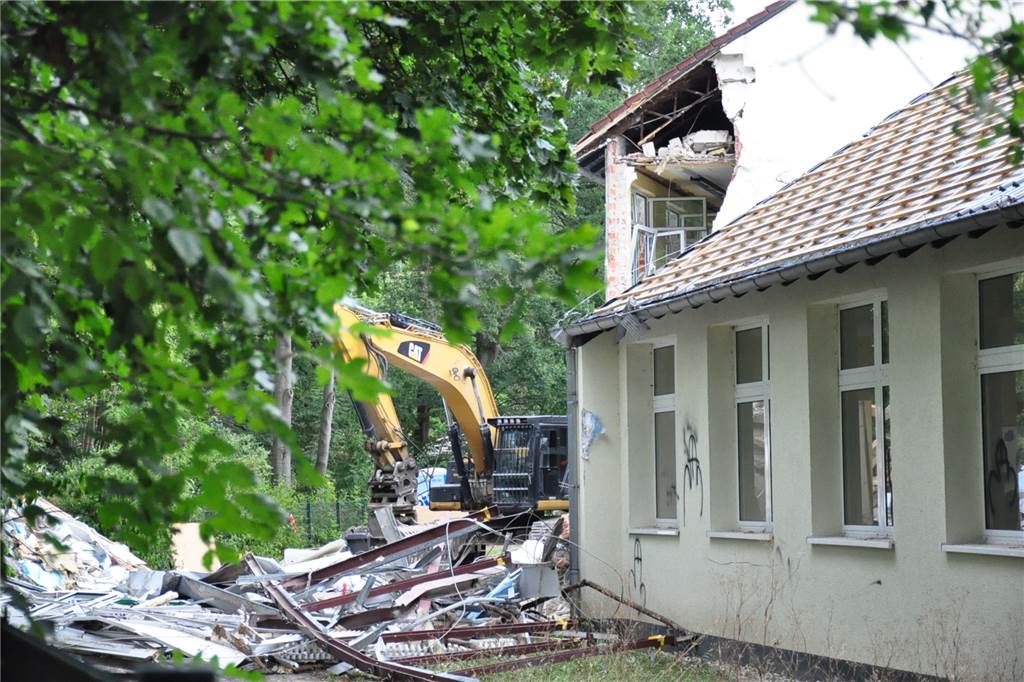 Abriss des ehemaligen Schulgebäudes am Pädagogenweg hat begonnen Bagger sind angerückt, um das Gebäude abzureißen, damit auf dem Gelände eine Kita und Mehrfamilienhäuser gebaut werden können.