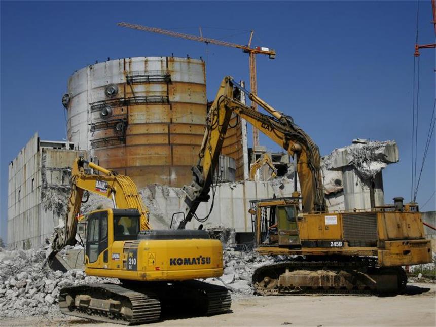 Stromkonzerne sollen für «Atompakt» 23,3 Milliarden zahlen Bagger sind beim Abriss des Kernkraftwerkes in Arneburg im Einsatz. Foto: Jens Wolf/Archiv