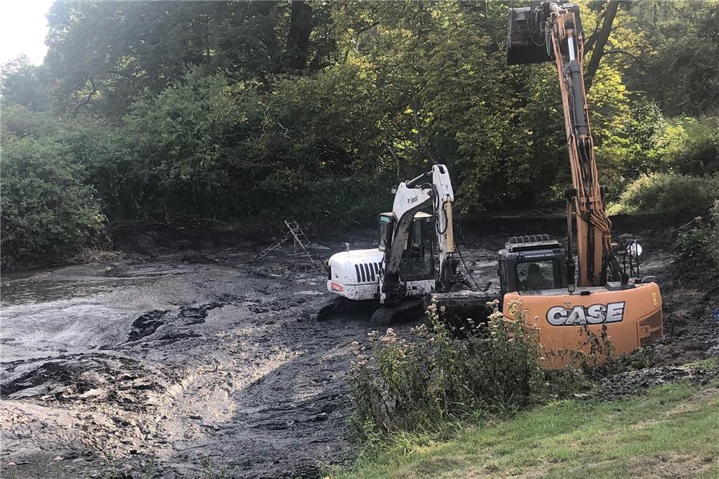 Nach mehr als 50 Jahren: Schloss-Teich Westerwinkel wird nach Trocken-Periode entschlammt Bagger stehen in dem ausgetrockneten Teich.