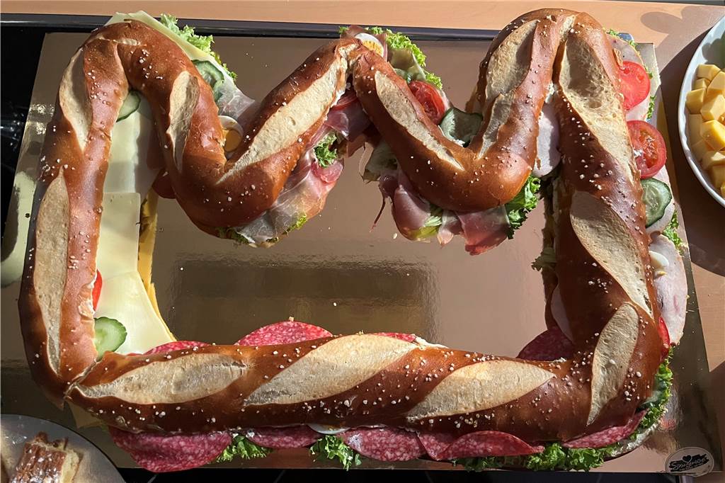 Gabriele Ridderskamp-Bonfiglio verwandelt sich in Aschenbrödel Baguettes in Kronenform gegen den kleinen Hunger