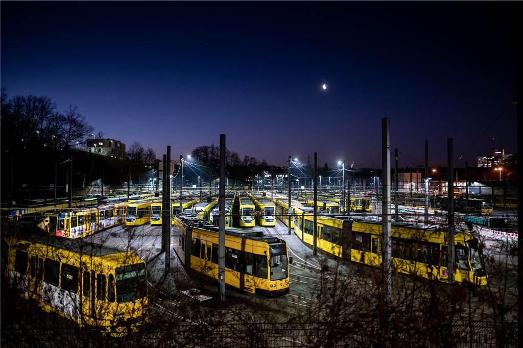 Streiks bei Bus und Bahn in NRW gehen weiter: Ausfälle auch für nächste Woche angekündigt Bahnen der Ruhrbahn stehen am frühen Morgen am Depot des Betriebsstandorts Essen-Stadtmitte.