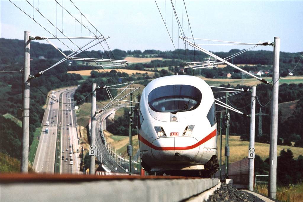 Bahnfahren mit Aussicht – wie hier mit einem ICE3 im Bereich Hallerbachtal auf der Schnellfahrstrecke Köln-Rhein/Main.