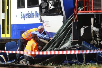 Bahnmitarbeiter arbeiten an der verunfallten Regionalbahn. Foto: Karl-Josef Hildenbrand