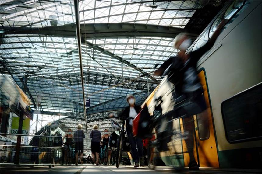 Recht bei Bahnstreiks: Das sollten Reisende und Fahrgäste jetzt wissen Bahnreisende brauchen aufgrund drohender Streiks womöglich bald viel Geduld. Bei Verspätungen und Zugausfällen können sie sich jedoch einen Teil der Kosten für das Ticket zurückholen.