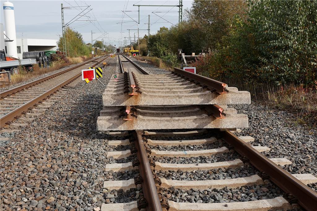 Spannender Countdown an der Bahnstrecke: Jetzt geht es gegen die Uhr Bahnschwellen und Schienen liegen bereit, um wieder eingebaut zu werden.