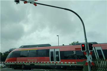 Bahnübergänge, die Hauptverkehrsstraßen kreuzen wie hier in Langschede, sind beschrankt. In Fröndenberg gibt es daneben einige unbeschrankte Bahnübergänge, die Nebenstraßen kreuzen wie am Hilkenhohl in Ardey oder am Birnbaum in Frömern.