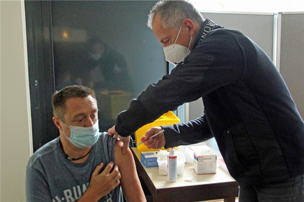 Erste Impfung in Heek abgeholt: „Ich komme da jetzt nicht mehr drumherum“ Bakker Ehler erhielt beim Impftermin in Heek seine erste Impfung von Dr. Jürgen Bohnhorst.