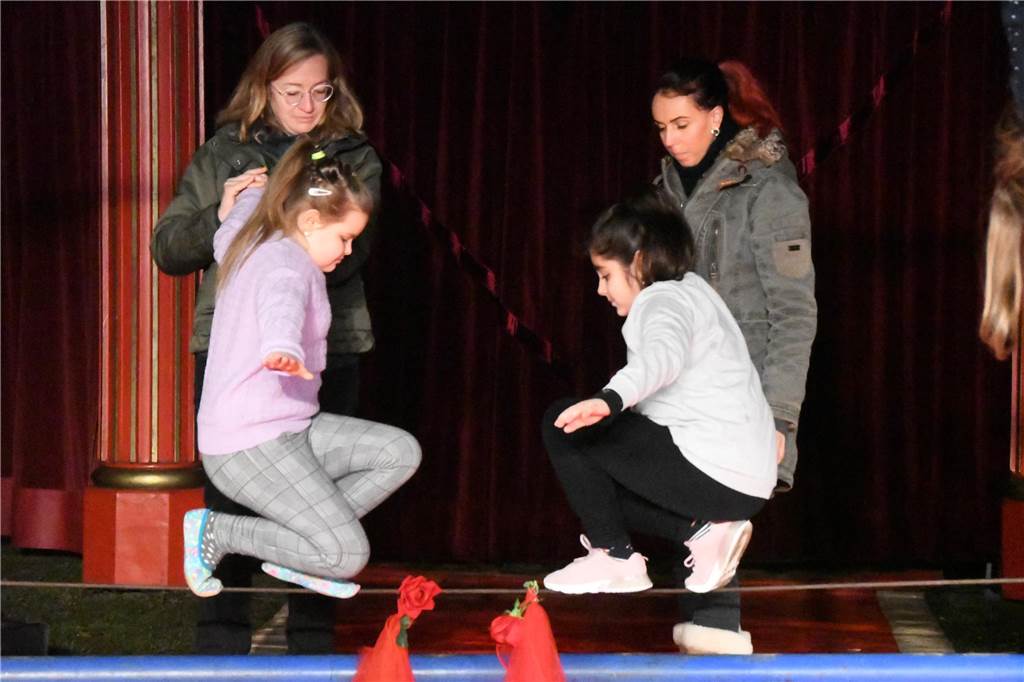 Zirkusprojekt der Overbergschule: Wie aus Grundschülern Artisten werden Balance-Akte gehören zu der Probenarbeit im Zirkus dazu.
