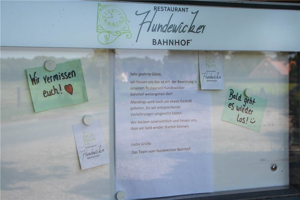 Küche bleibt kalt: Restaurant „Hundewicker Bahnhof“ meldet Insolvenz an "Bald geht es weiter!": Der Aushang am Hundewicker Bahnhof verbreitet noch Optimismus. Inzwischen musste der Betreiber aber Insolvenz anmelden.