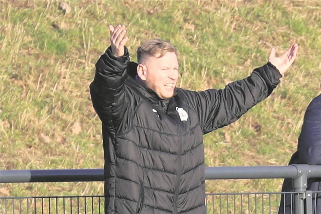 Peter Schönfeldt gestikuliert