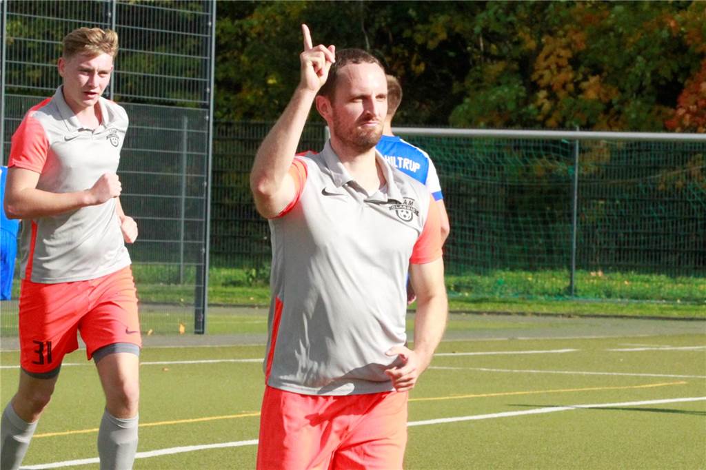 Werner SC II mit Vorbereitung zufrieden: Ligastart gegen SC Capelle fällt aus Janis Leenders jubelt mit erhobenem Zeigefinger.
