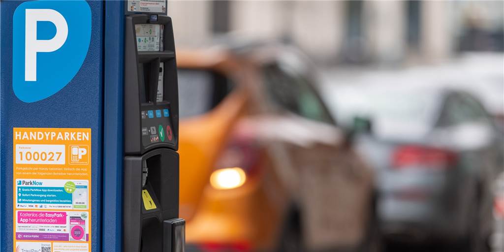 Handyparken in Lünen: Bald können Stadt und Autofahrer Geld sparen Bald kleben auch auf den Parkscheinautomaten in Lünen Informationen zum Handyparken.